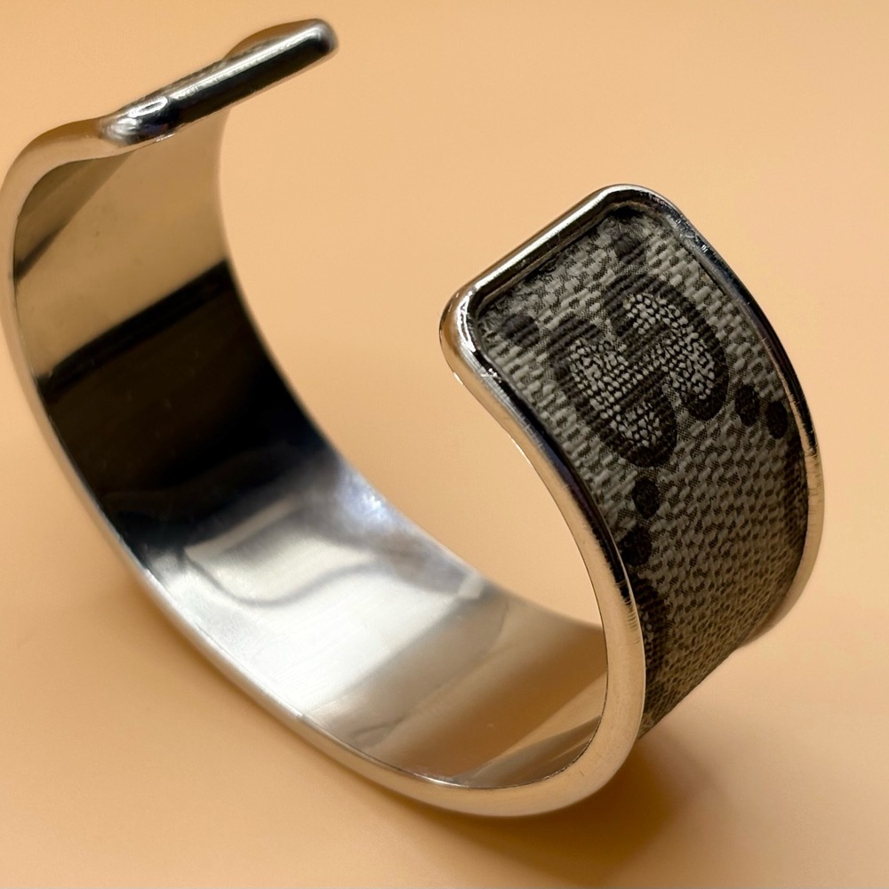 GG Gucci Cuff Bracelet - Picture 5 of 7